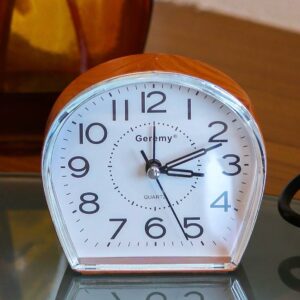 RELOJ DESPERTADOR A PILA GEREMY 2019A SIMIL MADERA 3 COLORES
