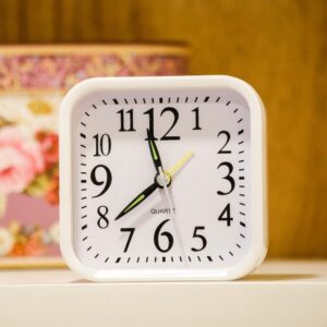 RELOJ DESPERTADOR A PILA MOD. 667 4 COLORES