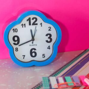 RELOJ DESPERTADOR  DE PARED Y ESCRITORIO A PILA MOD. K41 4 COLORES
