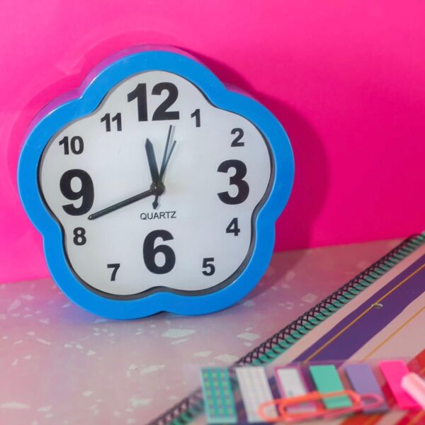 RELOJ DESPERTADOR  DE PARED Y ESCRITORIO A PILA MOD. K41 4 COLORES